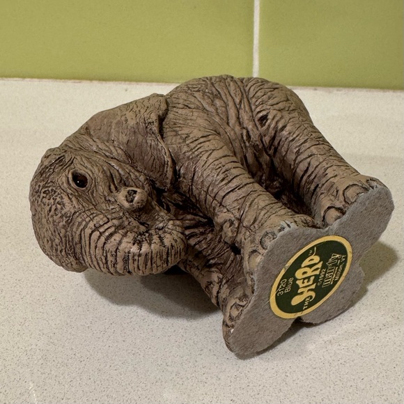 Vintage Elephant Figurine “Blue” from “The Herd” Collection with Stone - Picture 7 of 8